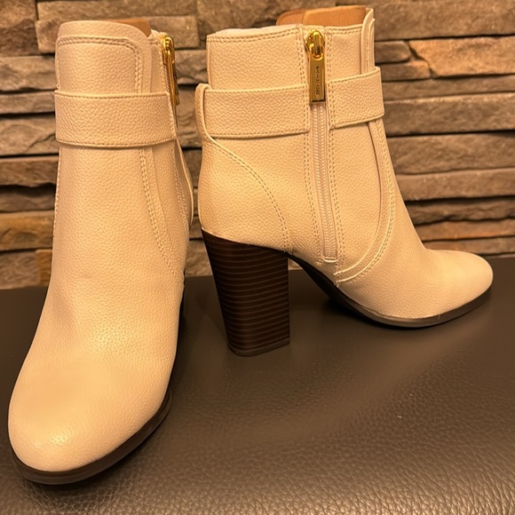 Michael Kors Jilly heeled Bootie in Light Cream - Picture 4 of 8